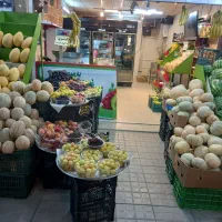 دو نفر خانم ترازو دار جهت میوه فروشی.