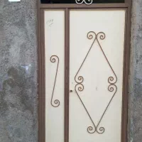 دروازه آهنی سالم و تمیز