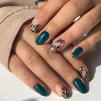 برای عکاسی از کارامون مدل برای کاشت ناخن نیازمندیم