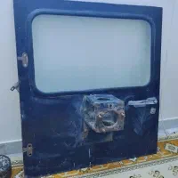 در عقب جیپ صحرا