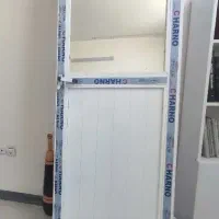 در آلومینیومی درب حمام در دستشویی سرویس بهداشتی