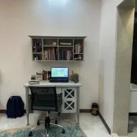 میز تحریر بسیار سالم و نو به همراه طاقچه بالاش