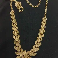 یک جفت گوشواره و یک گردنبند