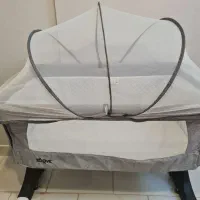 تخت کنار مادر