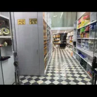 فروشنده خانم در فروشگاه پلاستیک
