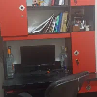 کتابخانه و میز کامپیوتر