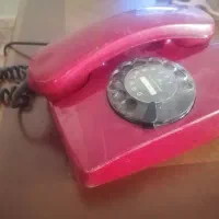 تلفن قرمز قدیمی