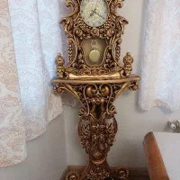 ساعت ایستاده کنده کاری شده طلائی رنگ