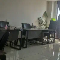 به تعدادی خانم در محیطی کاملا فرهنگی