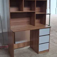 میز تحریر و کامپیوتر کتابخانه دار
