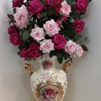 گل رز مخملی  و گلدان طلاکوب