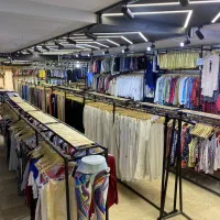 فروشنده خانم در پوشاک شیفت عصر