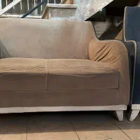 کاناپه دونفره و دوتا مبل تک با میز جلو مبلی