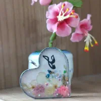 گردنبند اسم رزینی کار شده با گل خشک‌های طبیعی