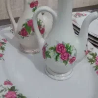 تعدادی زیادی وسایل قدیمی  ظروف گل سرخی