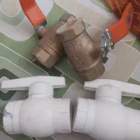 شیر گازی ۱اینچ ۲عدد+۲عدد شیر پلاستیکی ابی بدون رزو