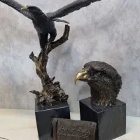 مجسمه برنزی شاهین بال باز