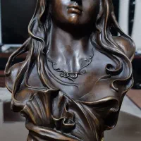 رخ خوش چهره مجسمه برن