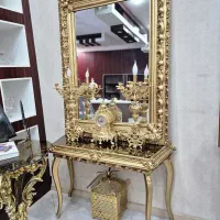 میز و آینه چوبی به همراه ساعت و شمعدان رومیزی