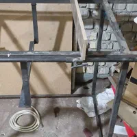 در پنجره لوله قوطی چهار پایه