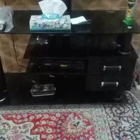 میز شیشه ای زیر تلوزیون در حد نو وخیلی قوی
