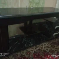 یکعدد میزشیشه ای تلویزیون