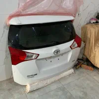 در عقب تویوتا راو4