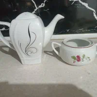 یه عدد قوری و قندان قدیمی