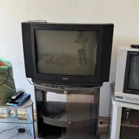 دو عدد تلویزیون قدیمی