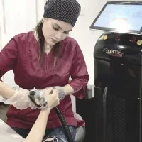 پوستی صاف و زیبا با لیزر سردموهای زاید ۵۵۰ شرعی
