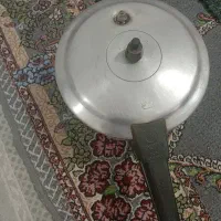 زودپز چهار لیتری قدیمی سالم برند تکنام