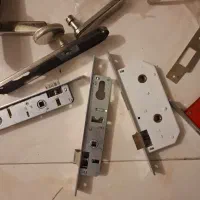دستگیره و زبانه درب