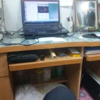 میز تحریر و کامپیوتر