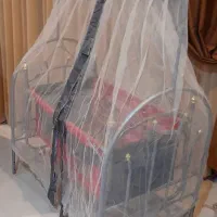 تخت کنار مادر