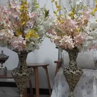 گلدون. برنجی و گل مصنوعی