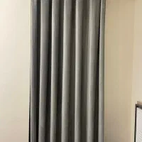 پرده ی مخمل طوسی رنگ