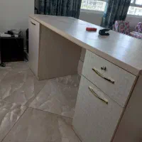 میز تحریر  و کامپیوتر