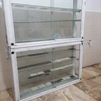 ویترین المینیومی سالم وتمیز