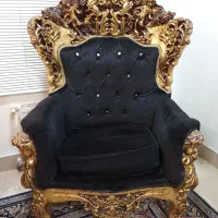یک عدد مبل تک نفره کلاسیک سلطنتی