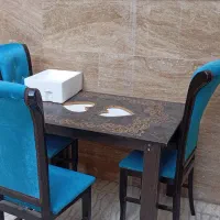 میز غذاخوری و سه عدد صندلی چوبی