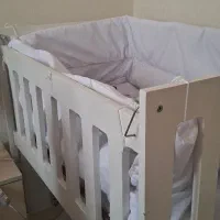 تخت کنار مادر