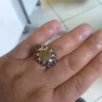 یک عدد یاقوت زرد
