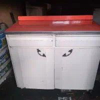 کابینت و ترازو و تعدادی وسیله