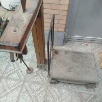 باسکول ۳۰۰ کیلو سنگی و یک عدد کامپکتور برقی