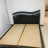 تخت دو نفره به همراه ۴ عدد کنار تختی و آیینه