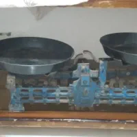یک عدد ترازوی ۱۰ چدن