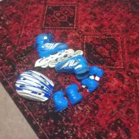 اسکیت رنگ آبی کلاه دار و زانو بند و آرنج بند