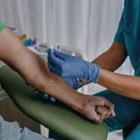 نمونه برداری و خونگیری در منزل و محل کار رایگان