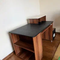 سرویس در حد نو تخت و تشک و پاتختی و میز تحریر