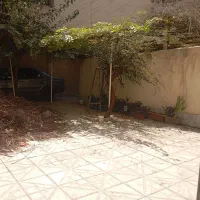 آپارتمان همکف با حیاط حدودا ۹۰ متری